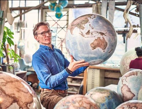 Peter Bellerby是傳統地球儀製造商，他的公司製作的最大型手繪地球儀可賣超過78,000美元，預約等候名單已長達14個月。擷自Instagram