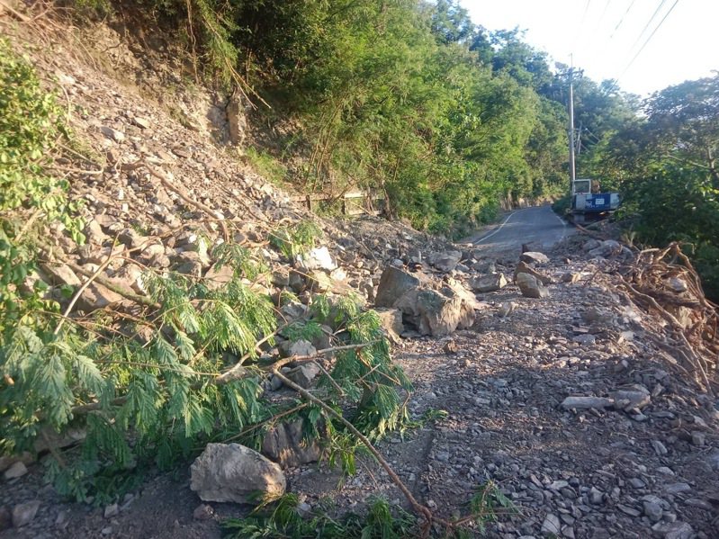 花75縣道卓富公路可能受近期颱風影響，發生16.6公里處上邊坡土石坍方道路中斷，人車目前無法通行。圖／卓溪鄉公所提供