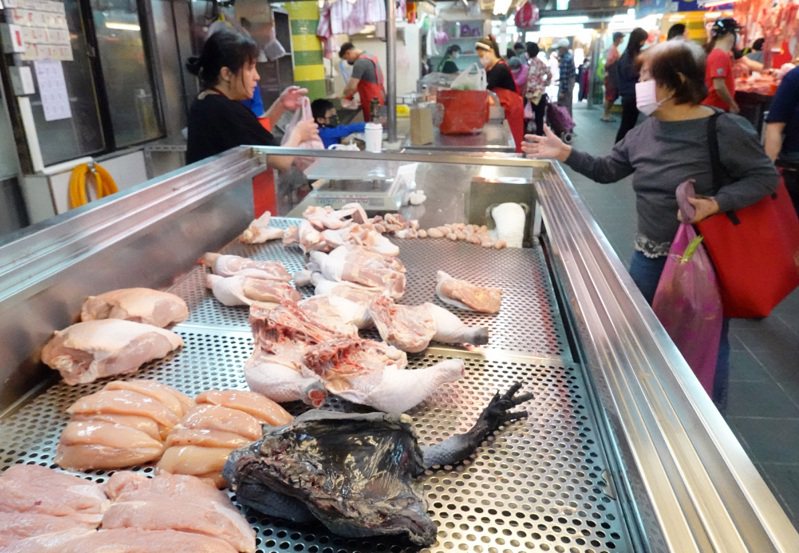 根據研究，雞肉在所有肉類當中「蛋白質保留率高達37%」比鮭魚還高，飼養食產生的溫室氣體更遠低於牛、羊。本報資料照