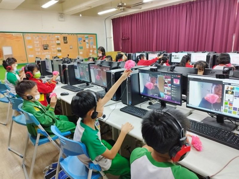 嘉義大學師資生協助大華國小學童數位雙語食農課程教學實況。 圖／嘉義大學提供