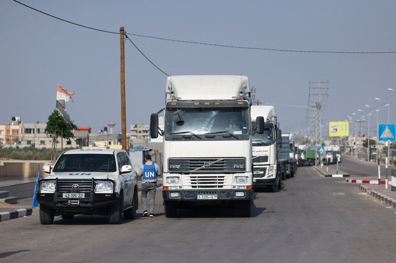 在加薩、埃及邊界的拉法關卡，數輛空卡車22日等待救援物資抵達。歐新社