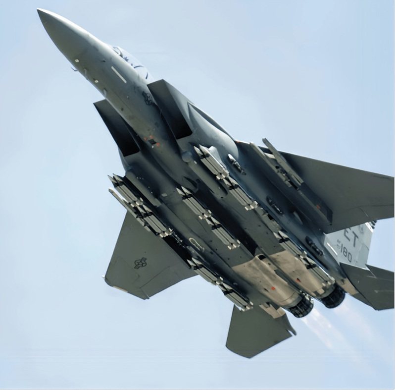 美國F-15E戰機掛載多枚GBU-39小直徑炸彈。 圖／取自央視今日關注