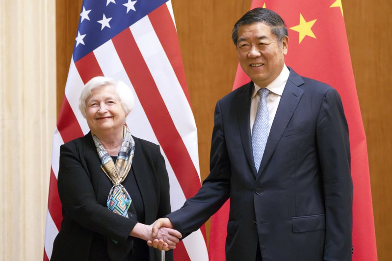 美國財政部長葉倫（左）訪問大陸並會見和副總理何立峰，就成立工作小組達成共識。美聯社