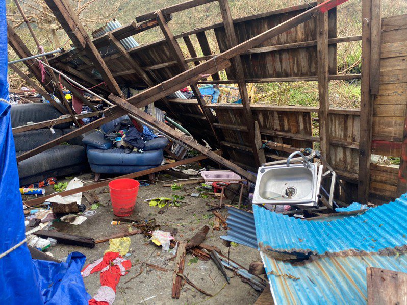 小犬颱風日前重創蘭嶼，近百房屋遭毀。圖/台灣世界展望會提供