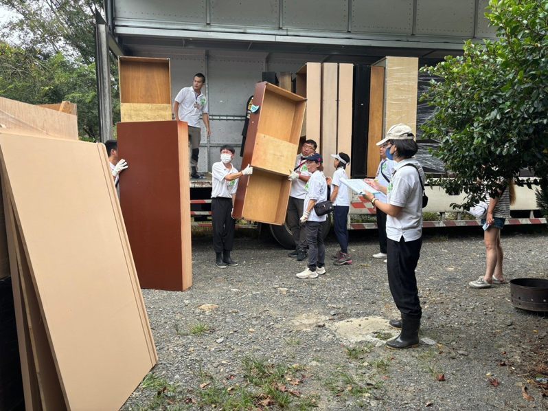 台北效力志工團協助將再生家具組裝完成。圖／台北市環保局提供