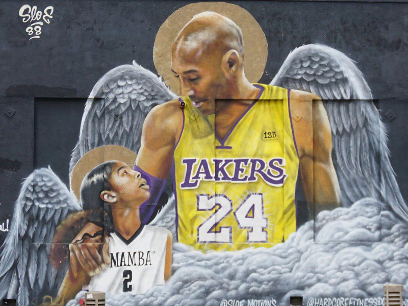 已故NBA球星布萊恩（Kobe Bryant）2020年1月意外過世，洛杉磯各地出現300多處紀念他的街頭塗鴉。圖為市中心一處健身房外牆，塗鴉原本傳出恐遭屋主清除，後來獲得電玩公司出手保留。 中央社