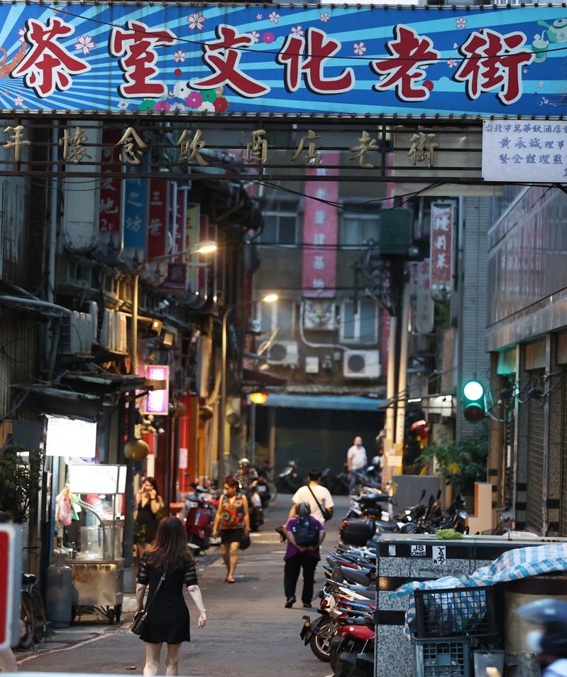 萬華「阿公店」是台灣在地茶室文化，不過許多阿公店茶室遊走法規邊緣，違規經營飲酒業。本報資料照片