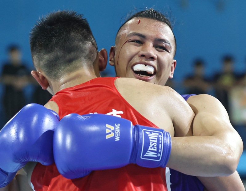 杭州亞運打下銀牌的台北市拳手甘家葳（右），全運會打下男子80公斤級金牌。記者侯永全／攝影