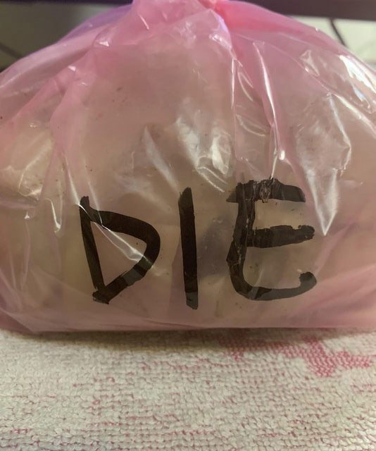 一名網友訂外送，在包裝袋上赫然看到「DIE（死亡）」，以為收到死亡宣言。圖／翻攝自PTT。