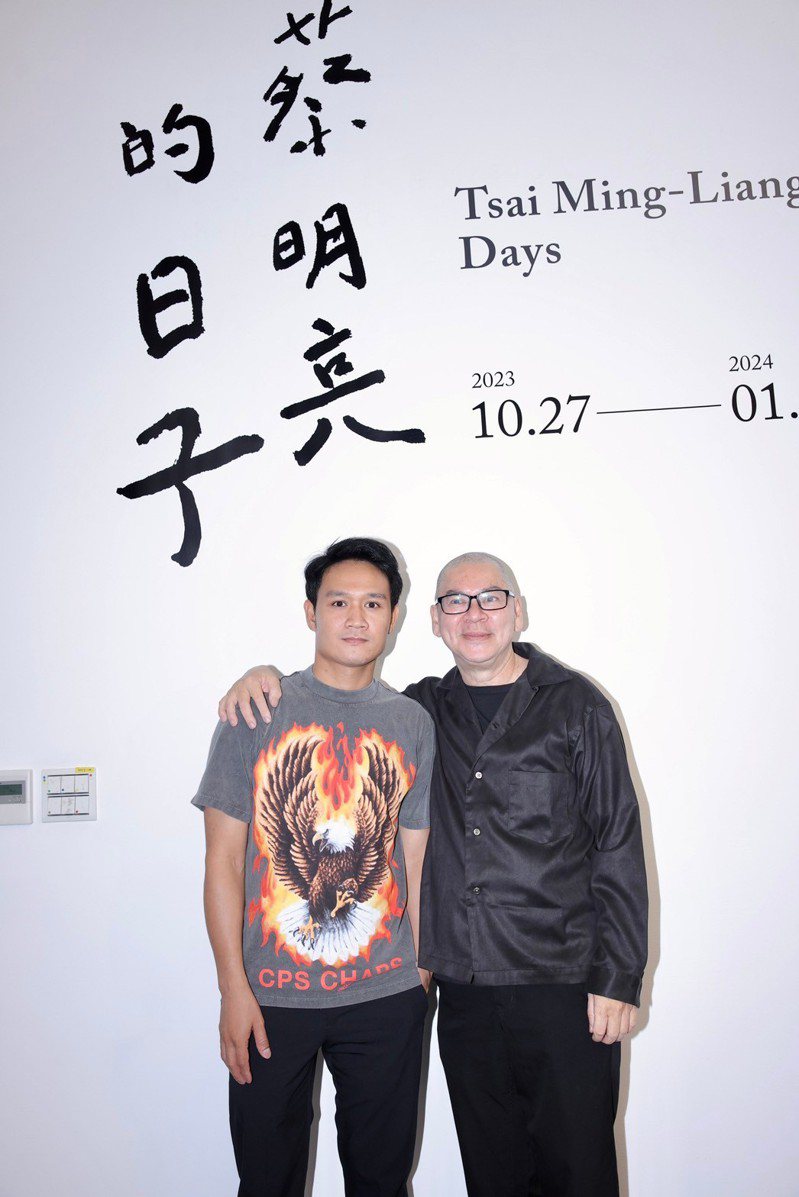 蔡明亮(右)與「日子」男主角亞儂弘尚希出席展覽開幕記者會。記者李政龍／攝影