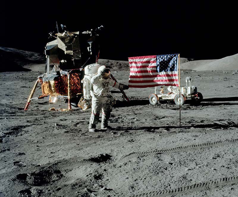1972年12月，阿波羅-17登月計畫帶回月壤和月岩，成為分析月球形成年齡的依據。 圖／美國太空總署