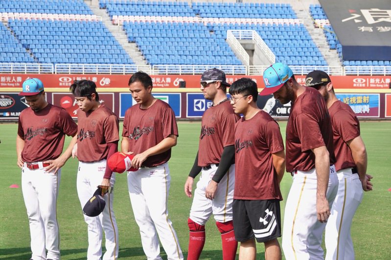 中華職棒季後挑戰賽將自28日開打，樂天桃猿隊今天在桃園棒球場練球。記者蘇志畬／攝影