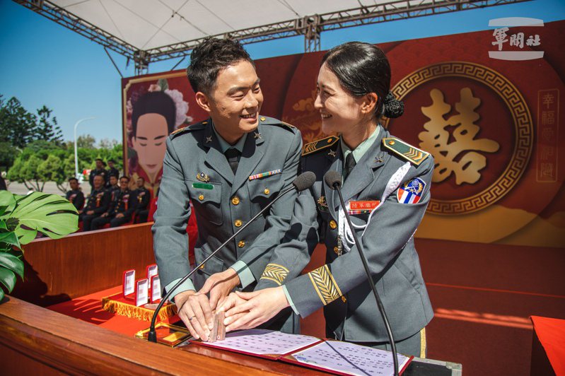 陸軍樂隊上士黃楷甜（右）與夫婿陳俊和上士（左）是112年陸軍聯合婚禮新人之一。典禮開始時，她也率領樂隊遊行。圖/軍聞社