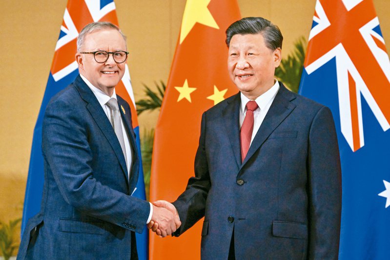 澳洲總理艾班尼斯（左）即將訪問大陸。圖為他去年十一月在印尼峇里島廿國集團高峰會場邊會晤大陸國家主席習近平。（美聯社）