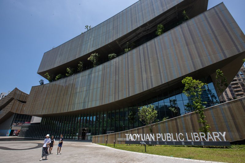 全台最美綠建築圖書館：桃園市新總館9月開始正式營運，但自去年底的試營運階段早人氣滿滿。 報系資料照／記者季相儒攝影