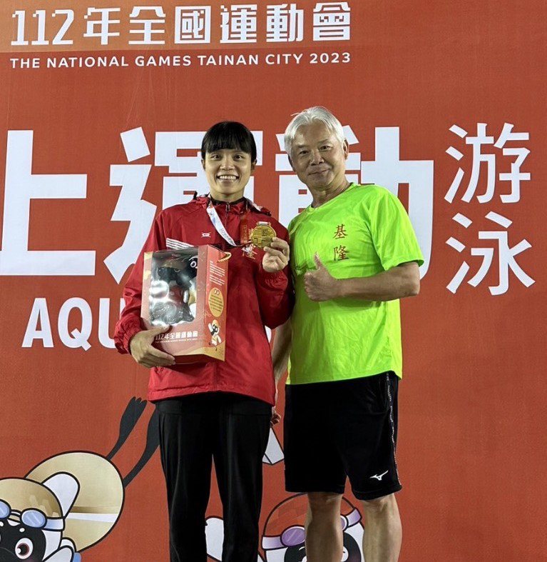 游泳得獎選手鄧羽彣（左）及教練蘇裕欽合照。圖／教育處提供