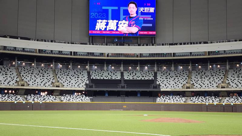 台北市長蔣萬安上午「開箱」大巨蛋，中外野螢幕面積達100坪。記者楊正海／攝影