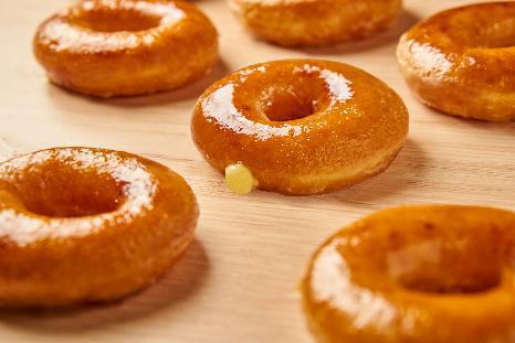 Krispy Kreme經典溫暖的「香烤布蕾甜甜圈」，即將限時回歸。圖/ Krispy Kreme提供