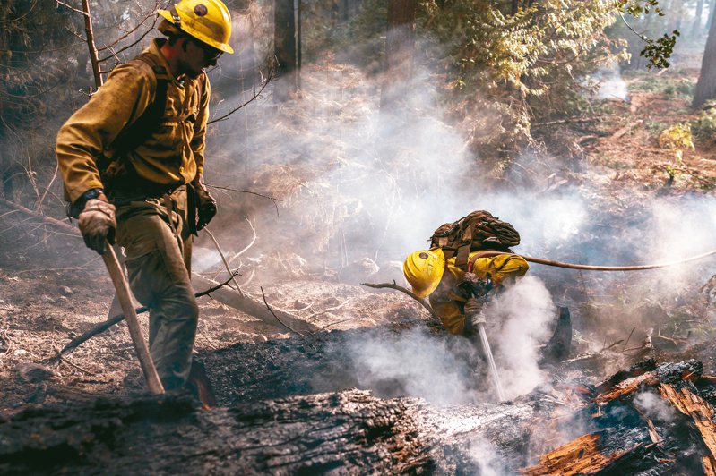 美國聯邦荒野消防員的短暫加薪即將到期，圖為消防員正在清理加州一處野火火場。（紐約時報）