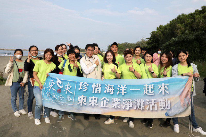 台南市日本人協會今天攜手多個南市民間團體，一大早到漁光島辦理淨灘活動。圖／台南市政府提供