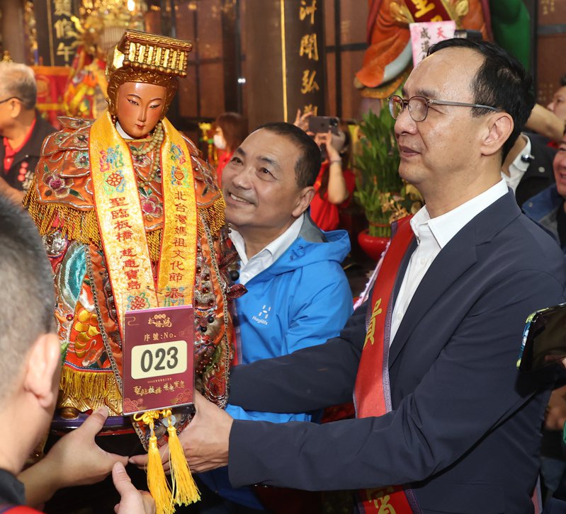 國民黨總統參選人侯友宜（左）與國民黨主席朱立倫（右）上午出席2023北台灣媽祖文化節，並參與請神儀式。記者葉信菉／攝影