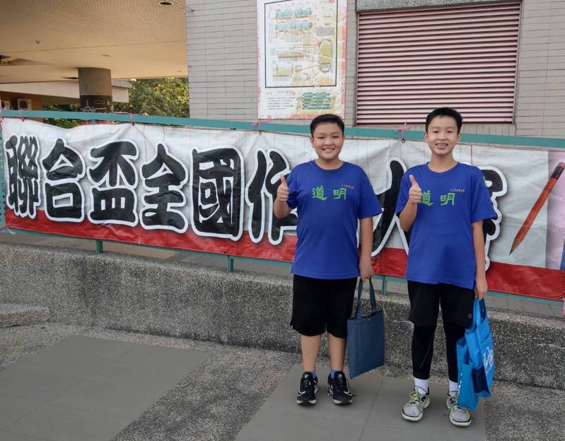 道明中學國一對雙胞胎兄弟聯袂參加作文大賽，哥哥張少愷（左）與弟弟張少瑋（右），都喜歡閱讀與寫作。圖／主辦單位提供