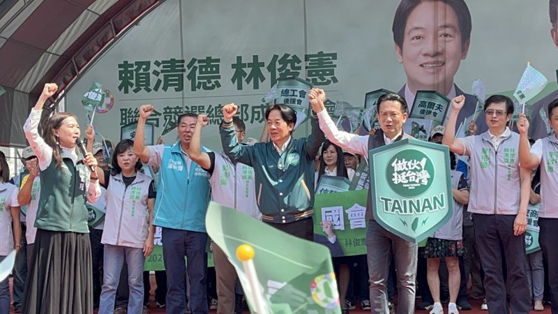 民進黨總統參選人賴清德高舉立委林俊憲的手，呼籲全力支持台南隊的隊長。記者吳淑玲／攝影