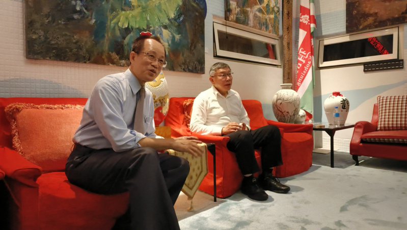柯文哲（右）今天透過漢王飯店董事長林富男牽線，和高雄部分媒體茶敘。記者卜敏正／攝影