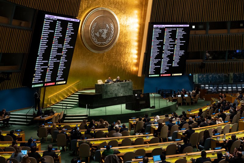 聯合國大會第十屆緊急會議廿七日壓倒性通過決議，要求以色列和巴勒斯坦武裝團體哈瑪斯立即人道主義停火。（新華社）