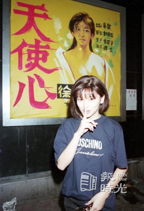 徐若瑄到戲院看自己的限制級電影「天使心」。圖／聯合報系資料照圖片（1994/09/24 陳立凱攝影）