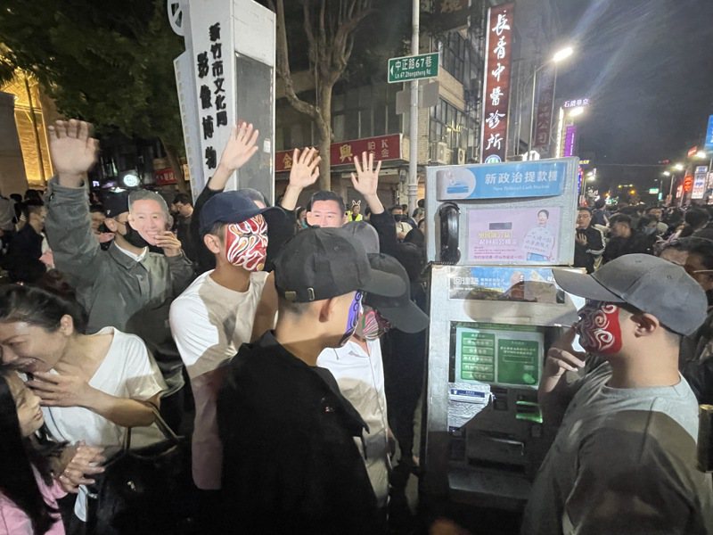 新竹市政府昨天舉辦萬聖節大遊行，嘲諷市長高虹安的「新政治提款機」晚上現身遊行路線。記者張裕珍／攝影