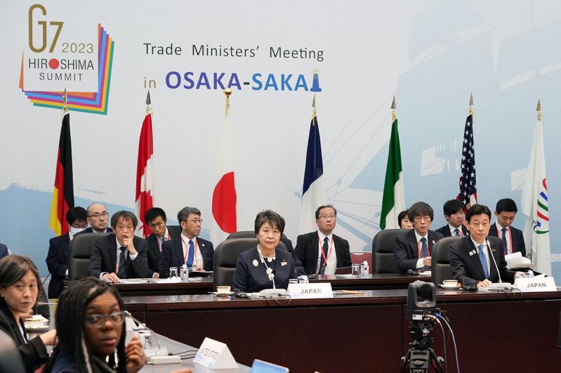 日本外務大臣上川陽子（前中）和經濟產業大臣西村康稔（前右）29日出席在大阪舉行的G7貿易部長會議。法新社