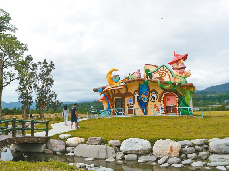 台東鹿野首座共融式公園採用童話風設計概念，廁所周圍還有小橋、流水環繞。記者徐白櫻／攝影