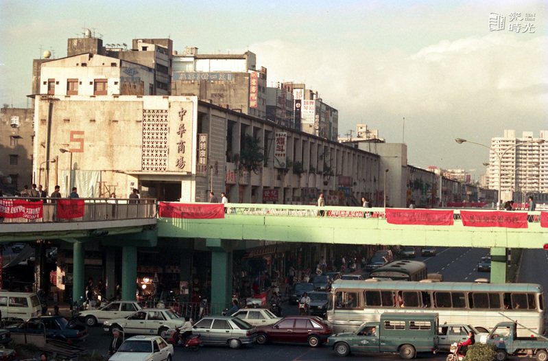 台北市緊鄰西門町的中華商場照。日期：1988/12/24．攝影：邱勝旺．來源：聯合報