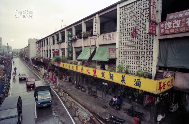 1961年4月22日完工啟用、1992年10月20日開始拆除的中華商場，15日是中華商場住戶公告搬遷的最後期限，但是各棟住戶依舊照常營業，未見搬家跡象。圖為「點心世界」小吃店。日期：1992/10/14 來源：聯合報