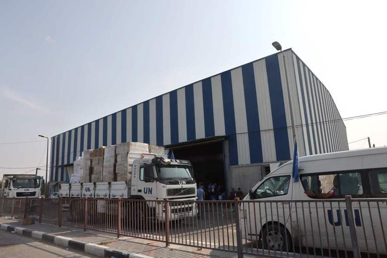 聯合國今表示，有超過30輛載有人道援助物資的卡車昨天進入加薩，這是1個星期前陸續重新開始運送相關物資以來，前往那個飽受戰爭蹂躪巴勒斯坦自治區的最大一支車隊。圖為10月28日，聯合國援助物資裝上卡車，分發給巴勒斯坦家庭和流離失所家庭。法新社