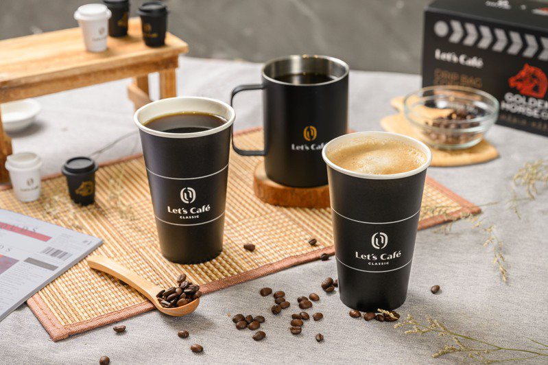 全家Let’s Café經典咖啡升級分群烘豆工法，果香、醇厚尾韻再提升。圖/全家提供