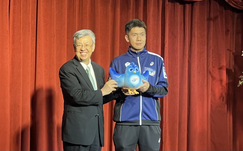 桌球選手林駿梃（右）代表選手致贈亞帕運紀念品給行政院院長陳建仁。記者曾思儒／攝影