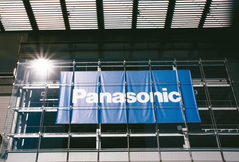 特斯拉供應商Panasonic集團表示，因全球關鍵市場的電動車需求冷卻，將暫緩在北美設置第三座電動車電池工廠。（路透）