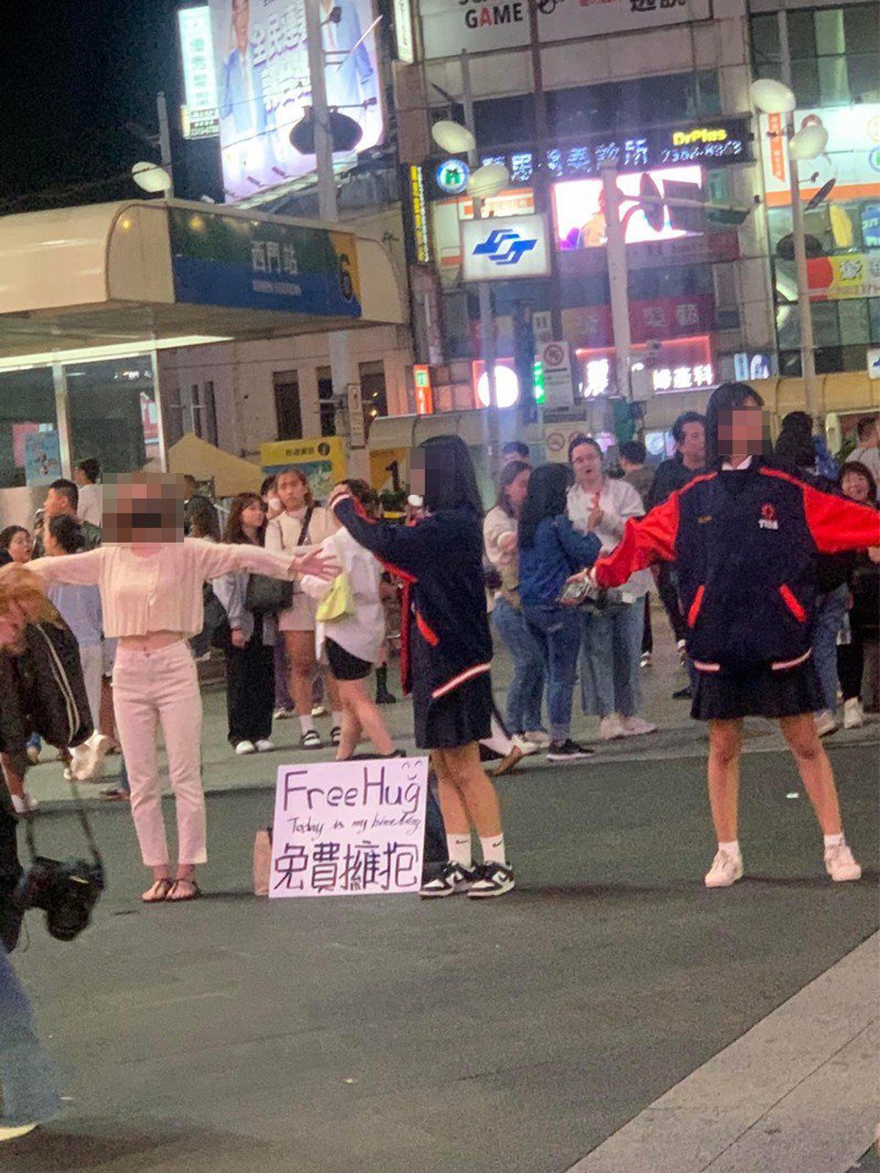 有網友發現台北西門町幾名年輕女性發起Free Hug，不過因擁抱對象「限女」，也引發熱議。圖擷自PTT