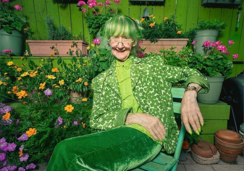 現居美國紐約布魯克林的一位「綠色甜心奶奶」伊麗莎白．伊頓．羅森塔爾，傾心於綠色，視之為大自然的擁抱，以及她獨有的心靈寄託。取自IG@greenladyofbrooklyn