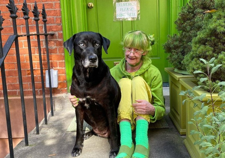 伊丽莎白和她的爱犬。取自IG@greenladyofbrooklyn(photo:UDN)