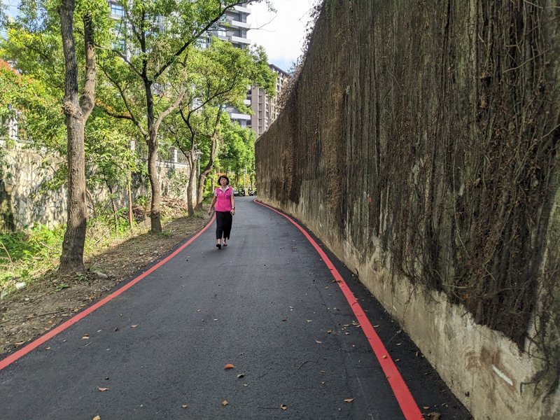 汐止樟樹地區的下寮溪步道整頓完成，環境變美也讓步道有新風貌。 圖／觀天下有線電視提供