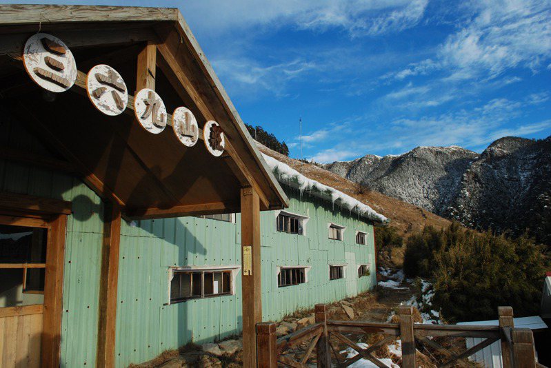 雪霸國家公園雪山線「三六九山莊」已啟動拆除整建工程，伴隨山友逾半世紀的山莊舊建築即將走入歷史。圖／雪霸國家公園管理處提供