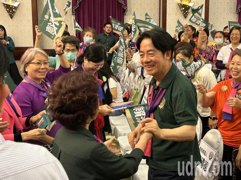 台東縣信賴台灣姐妹會成立，民進黨總統參選人賴清德受到熱烈歡迎，開心跟現場婦女跳舞互動。記者徐白櫻／攝影