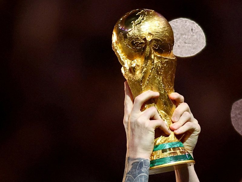 沙烏地阿拉伯是唯一提交主辦2034年世界盃足球賽（World Cup）「意向書」的國家；若達所有技術標準，沙國可望於明年底正式獲准主辦賽事。 路透