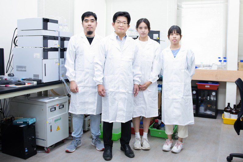 張雍（左2）身為中原大學校友、特聘教授，致力於薄膜科技研發及培育人才。圖／中原大學提供