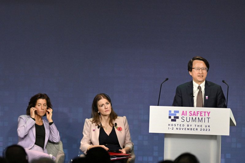 美国商务部长雷蒙多（左）、英国科学、创新暨科技大臣唐萃兰（中）与中国大陆科技部副部长吴朝晖（右）1日出席英国布莱切利园的全球AI安全峰会。路透(photo:UDN)