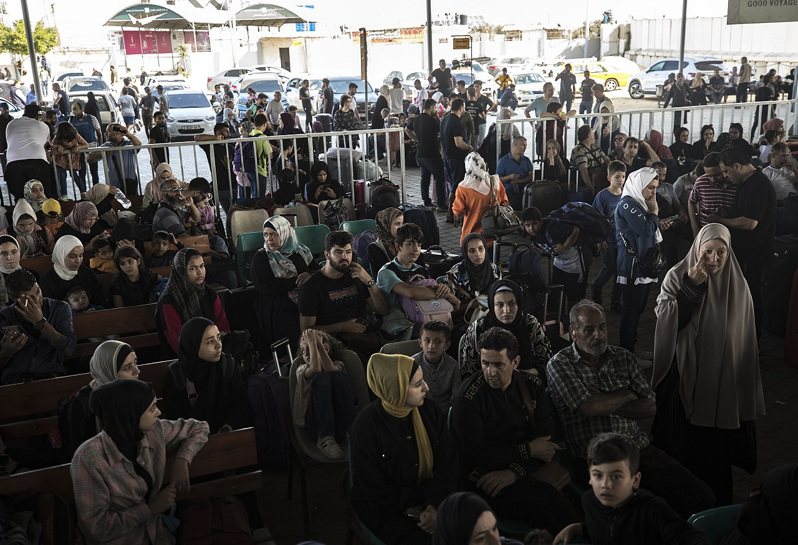 許多加薩走廊的巴勒斯坦人1日在拉法關卡等待入境埃及。歐新社