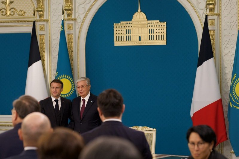 法國總統馬克宏近日出訪中亞國家，盼爭取過去較挺俄羅斯的中亞轉向。（@EmmanuelMacron via Twitter）